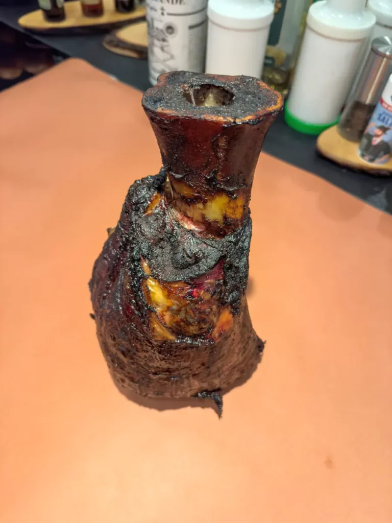Beefhammer nach 3 Stunden auf dem Grill kurz vor der Verpackung mit Butcher Paper