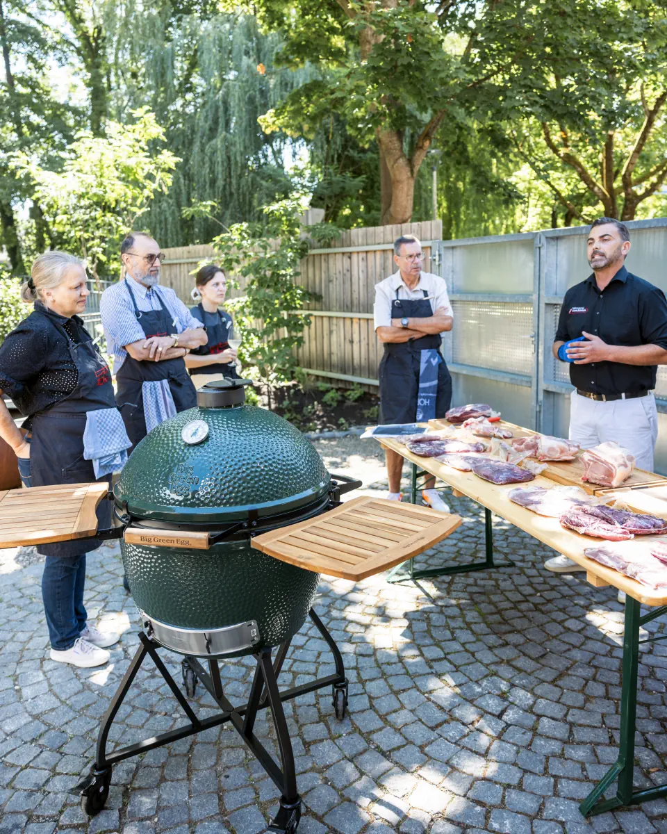 grillwerkstatt-grillkurs-teilnehmer-am-big-green-egg
